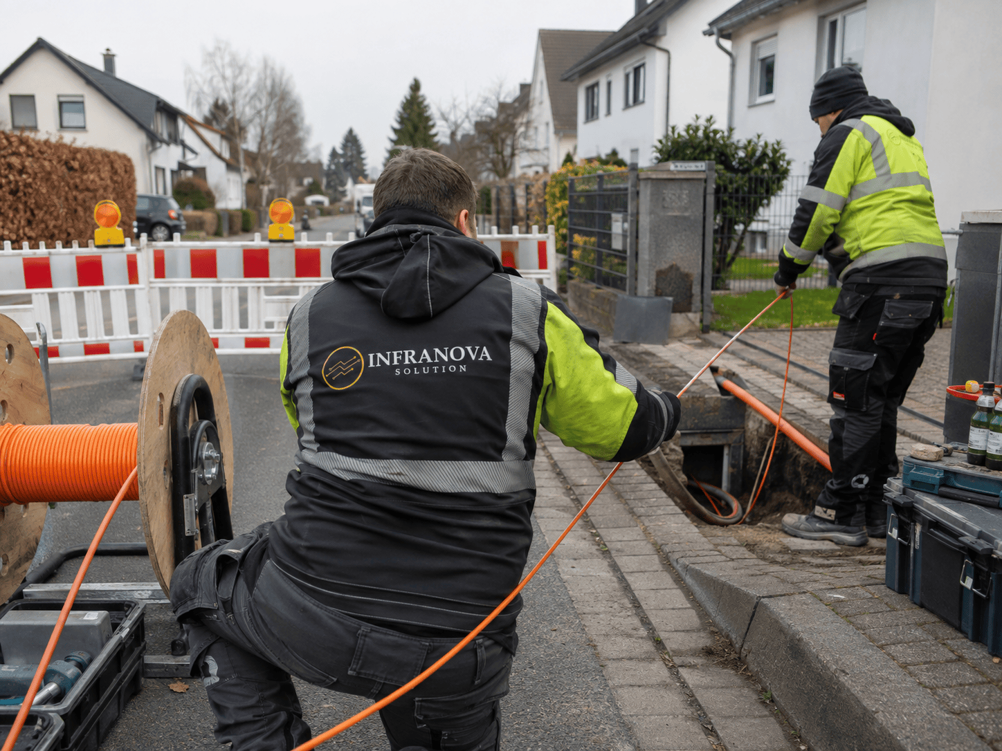 Kabelzug Glasfaser: Schäden durch Zugkraft und Biegeradius vermeiden